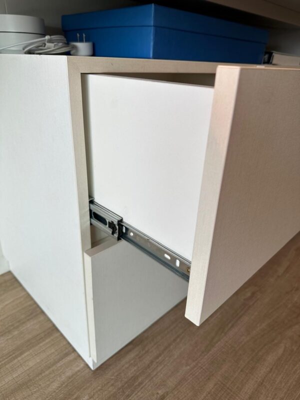 ESTRUTURA DE HOME-OFFICE — BANCADA + GAVETAS + PRATELEIRA SUPERIOR + ARMÁRIO DE 4 PORTAS EM DEGRADÊ CINZA — ILUMINAÇÃO INTERNA E EXTERNA EM LED — TUDO ESTRUTURADO POR UMA ESPÉCIE DE PORTAL — MARCA BOMTEMPO - Image 2
