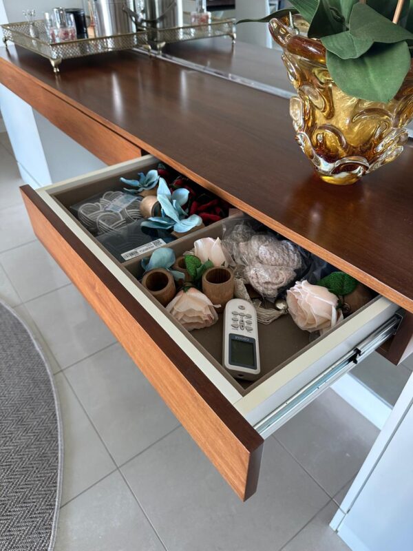 CONJUNTO DE ARMÁRIOS E BANCADA DE APOIO DE BUFFET — DUAS TORRES DE ARMÁRIOS CRISTALEIRAS/LOUÇARIA — MDF LAQUEADO BRANCO + PRATELEIRAS INTERNAS — BANCADA CENTRAL SUSPENSA — MDF LÂMINA MADEIRA + 3 GAVETAS PARA TALHERES — FORRAÇÃO AVELUDADA - Imagem 3