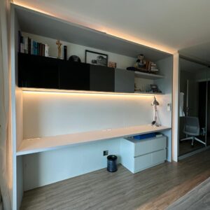 ESTRUTURA DE HOME-OFFICE — BANCADA + GAVETAS + PRATELEIRA SUPERIOR + ARMÁRIO DE 4 PORTAS EM DEGRADÊ CINZA — ILUMINAÇÃO INTERNA E EXTERNA EM LED — TUDO ESTRUTURADO POR UMA ESPÉCIE DE PORTAL — MARCA BOMTEMPO