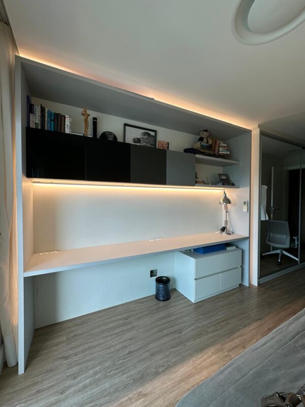ESTRUTURA DE HOME-OFFICE — BANCADA + GAVETAS + PRATELEIRA SUPERIOR + ARMÁRIO DE 4 PORTAS EM DEGRADÊ CINZA — ILUMINAÇÃO INTERNA E EXTERNA EM LED — TUDO ESTRUTURADO POR UMA ESPÉCIE DE PORTAL — MARCA BOMTEMPO