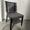 2 CADEIRAS ESTILOSAS — DESIGN ASSINADO — MARCA ETNA — LÂMINA DE MADEIRA NATURAL — PRETA ACETINADA — ASSENTO LINHÃO CINZA — Valor por peça