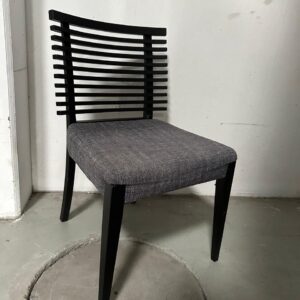 2 CADEIRAS ESTILOSAS — DESIGN ASSINADO — MARCA ETNA — LÂMINA DE MADEIRA NATURAL — PRETA ACETINADA — ASSENTO LINHÃO CINZA — Valor por peça