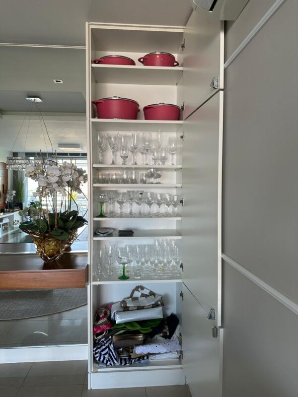 CONJUNTO DE ARMÁRIOS E BANCADA DE APOIO DE BUFFET — DUAS TORRES DE ARMÁRIOS CRISTALEIRAS/LOUÇARIA — MDF LAQUEADO BRANCO + PRATELEIRAS INTERNAS — BANCADA CENTRAL SUSPENSA — MDF LÂMINA MADEIRA + 3 GAVETAS PARA TALHERES — FORRAÇÃO AVELUDADA - Imagem 7
