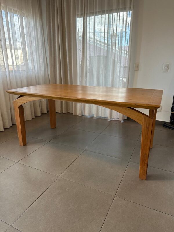 PÁRA TUDO E VEM VER… MESA RETANGULAR — MADEIRA MACIÇA — TRAZIDA DE SÃO PAULO — LINDA DE VIVER — OLHA AS CANTONEIRAS DOS PÉS — DETALHE RECORTADO BEM DIFERENTE - Imagem 6