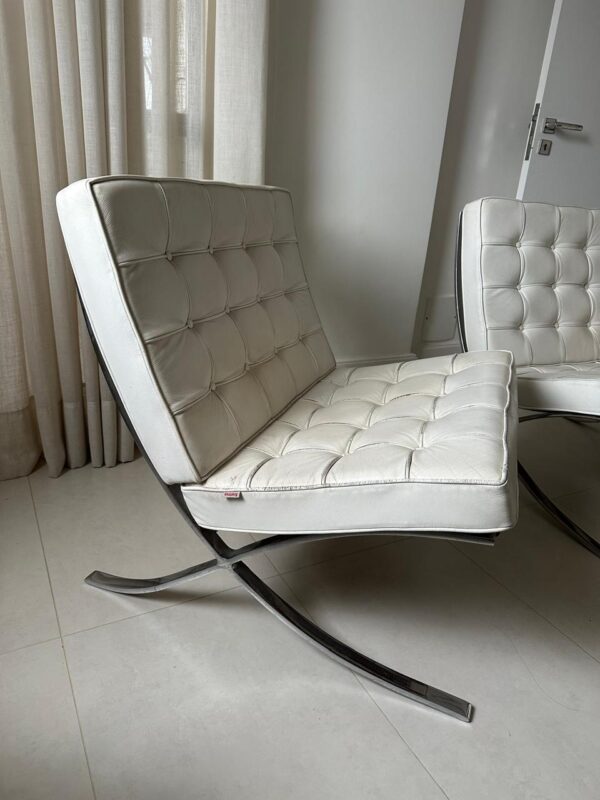 DUAS POLTRONAS BARCELONA — RÉPLICA FIEL À ORIGINAL — COURO NATURAL BRANCO — PÉS CROMADOS — TIRAS DE COURO COMO SUSTENTAÇÃO — PRODUZIDA PELA MARCA FORMA, AUTORIZADA E CERTIFICADA PELO CUMPRIMENTO DOS PADRÕES ORIGINAIS DA PEÇA — Preço por unidade - Imagem 9