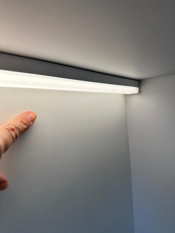 ESTRUTURA DE HOME-OFFICE — BANCADA + GAVETAS + PRATELEIRA SUPERIOR + ARMÁRIO DE 4 PORTAS EM DEGRADÊ CINZA — ILUMINAÇÃO INTERNA E EXTERNA EM LED — TUDO ESTRUTURADO POR UMA ESPÉCIE DE PORTAL — MARCA BOMTEMPO - Image 5
