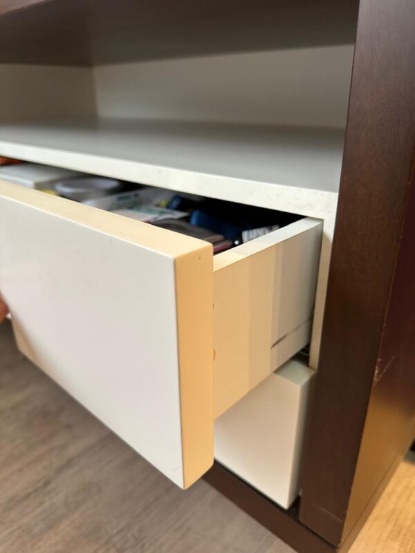 RACK + ESTANTE + GAVETAS — MDF — ENCOSTADO NA PAREDE PELO LADO DIREITO — LÂMINA DE MADEIRA + LACA - Imagem 5