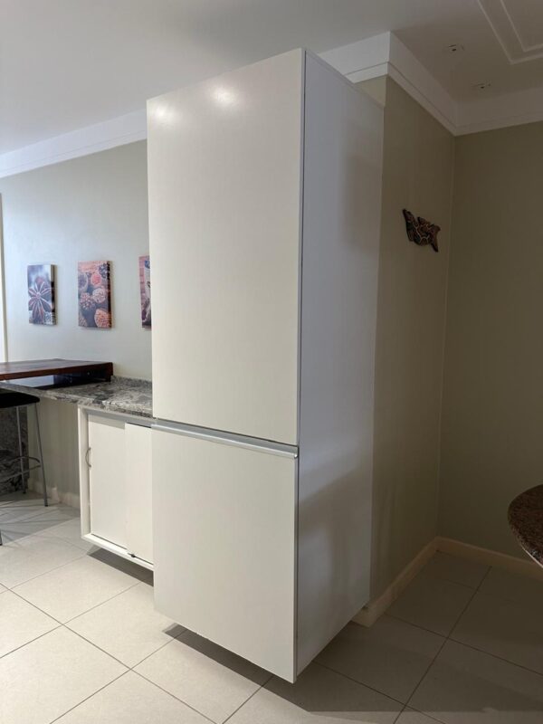 ARMÁRIO DE COZINHA OU LAVANDERIA — PEÇA GRANDE COM PRATELEIRAS INTERNAS — INTERRUPTOR NA LATERAL — MDF