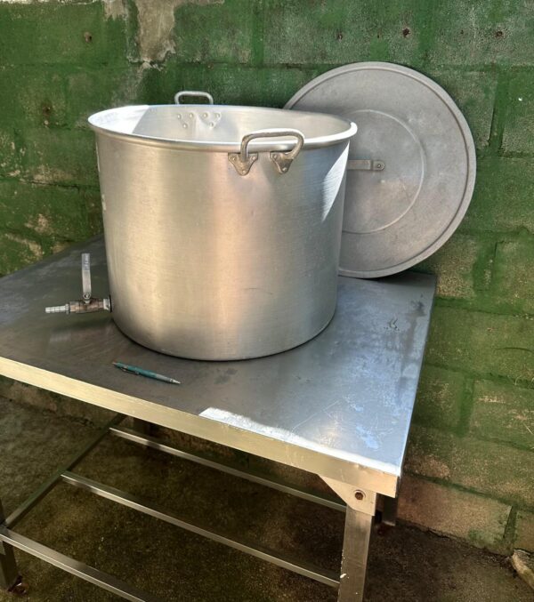 2 PANELAS GRANDES DE ALUMÍNIO — 75 LITROS CADA + TORNEIRA COM VÁLVULA ESFÉRICA DE ½ POLEGADA — UMA DELAS TEM BAZUCA DE AÇO JÁ INSTALADA — Valor por unidade - Image 6