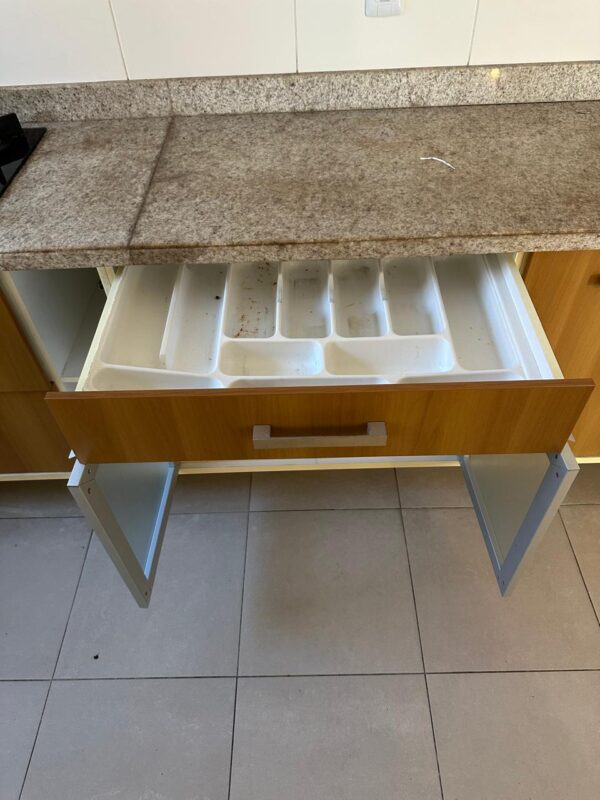 COZINHA DE BANCADA EM L — MDF — SIMPLES, DA CRIARE — PORTAS BEM BOAS — PARTES INTERNAS QUE PRECISAM SER SUBSTITUÍDAS, ASSIM COMO ALGUMAS DOBRADIÇAS - Image 12