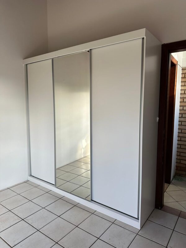 ARMÁRIO ROUPEIRO — 3 PORTAS DE CORRER — UMA DELAS ESPELHO — MDP — BRANCO — MENOS DE 1 ANO DE USO - Imagem 9