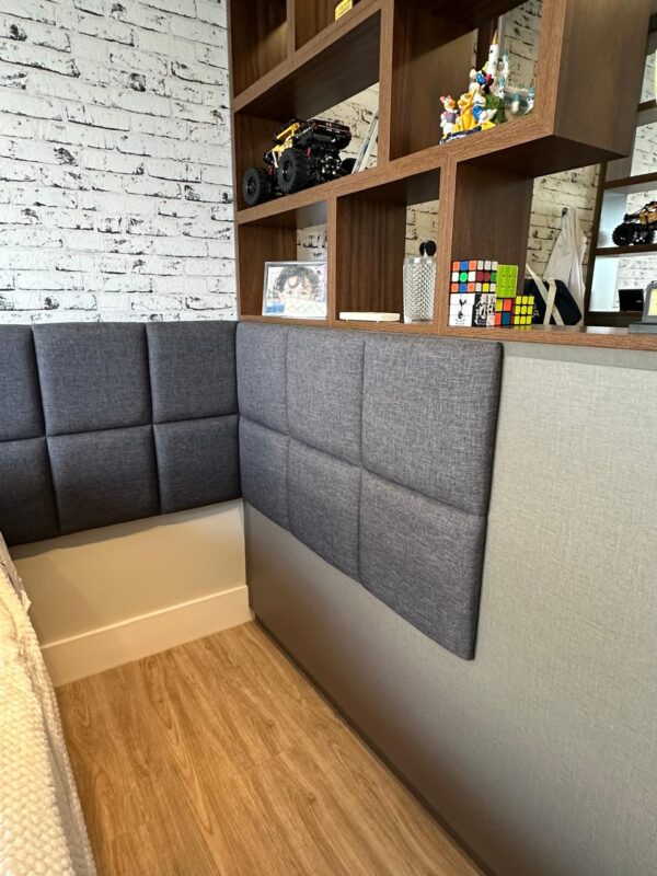 ESTANTE DIVISÓRIA — MDF — IDEAL PARA QUARTO JUVENIL — ACABAMENTO DE CABECEIRA EM UM DOS LADOS — INTERRUPTOR PARA LUZ EMBUTIDO — NICHOS VAZADOS QUE DÃO CARA DE BIOMBO - Image 2