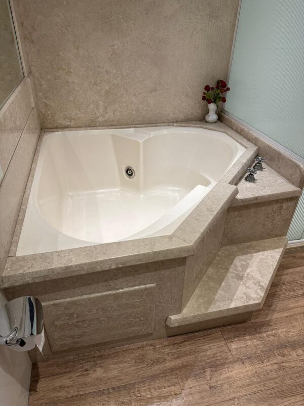 BANHEIRA TRIANGULAR JACUZZI — OFF WHITE — BANCADA E PAREDES LATERAIS REVESTIDAS DE TRAVERTINO — MOTOR - Image 3