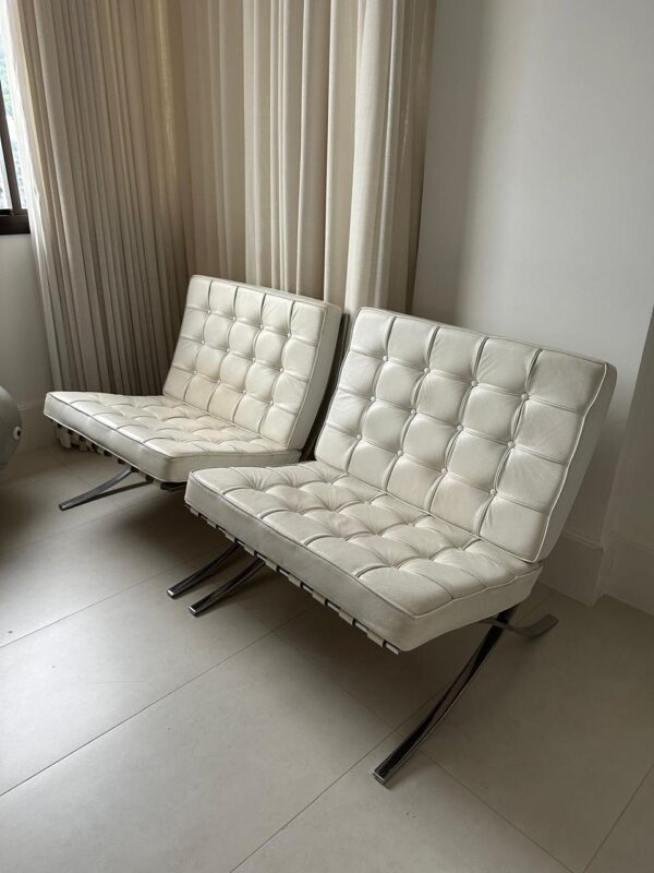 DUAS POLTRONAS BARCELONA — RÉPLICA FIEL À ORIGINAL — COURO NATURAL BRANCO — PÉS CROMADOS — TIRAS DE COURO COMO SUSTENTAÇÃO — PRODUZIDA PELA MARCA FORMA, AUTORIZADA E CERTIFICADA PELO CUMPRIMENTO DOS PADRÕES ORIGINAIS DA PEÇA — Preço por unidade - Imagem 14