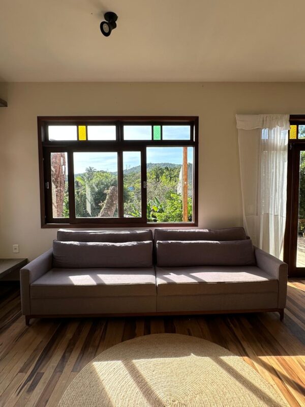 SOFÁ LONGO — LINHAS RETAS  — LINHÃO EM TOM CINZA AZULADO, COM UM QUÊ QUASE LILÁS ATÉ — BASE DE MADEIRA MACIÇA — PÉS BEM DESENHADOS  - Image 10