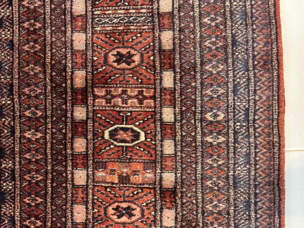 TAPETE BUKHARA — GRANDE — EXCELENTE ESTADO DE CONSERVAÇÃO — DESENHOS GEOMÉTRICOS CARACTERÍSTICOS — TOM PREDOMINANTE: VERMELHO - Imagem 4