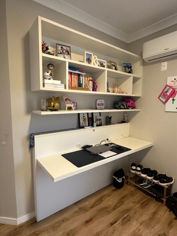 HOME OFFICE OU QUARTO DE ADOLESCENTE… + ESTUDAR, ESTUDAR, ESTUDAR… — MDF + LACA BRANCA — BANCADA COM COBERTURA PARA OS CABOS AO FUNDO, SEPARANDO DA PAREDE + PRATELEIRA + NICHO RETANGULAR - Imagem 2