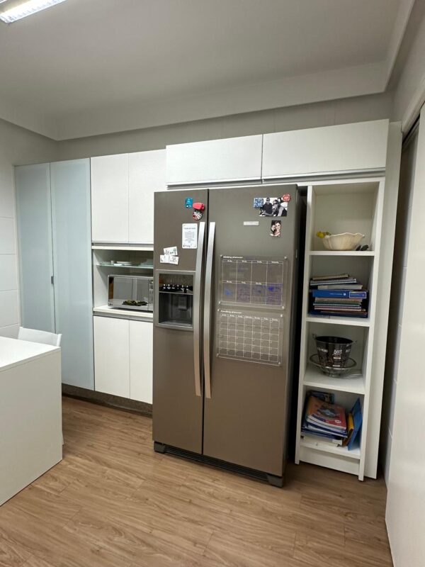 COZINHA FLORENSE !!!  BANCADA GRANITO + CUBA DUPLA — ARMÁRIOS AÉREOS COM PORTAS DE VIDRO JATEADOS + ARMÁRIO INFERIOR COM PORTAS E GAVETAS — NA OUTRA PAREDE ARMÁRIOS DE CIMA A BAIXO + PORTAS E VIDRO JATEADOS + PORTAS OPACAS — NICHO PARA MICROONDAS E PARA GELADEIRA + NICHOS MENORES PARA OBJETOS — ACABAMENTO IMPECÁVEL - Imagem 9
