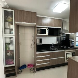 COZINHA COMPLETA — MDF + GRANITO PRETO + PORTAS DE VIDRO TRANSLÚCIDO E PRETO SERIGRAFADO — CUBA INOX + TORNEIRA — NICHO PARA GELADEIRA — GAVETA DE PANELAS — FORNO FISCHER DE EMBUTIR