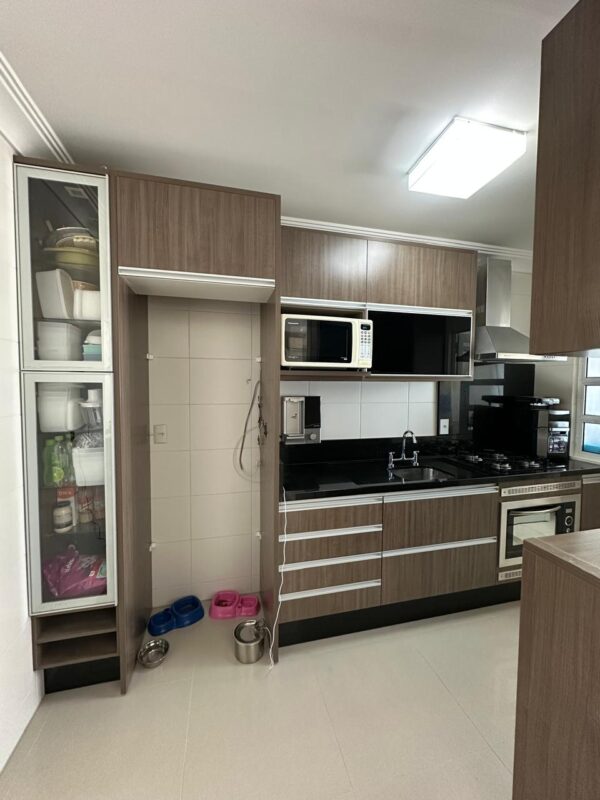 COZINHA COMPLETA — MDF + GRANITO PRETO + PORTAS DE VIDRO TRANSLÚCIDO E PRETO SERIGRAFADO — CUBA INOX + TORNEIRA — NICHO PARA GELADEIRA — GAVETA DE PANELAS — FORNO FISCHER DE EMBUTIR