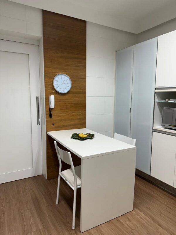COZINHA FLORENSE !!!  BANCADA GRANITO + CUBA DUPLA — ARMÁRIOS AÉREOS COM PORTAS DE VIDRO JATEADOS + ARMÁRIO INFERIOR COM PORTAS E GAVETAS — NA OUTRA PAREDE ARMÁRIOS DE CIMA A BAIXO + PORTAS E VIDRO JATEADOS + PORTAS OPACAS — NICHO PARA MICROONDAS E PARA GELADEIRA + NICHOS MENORES PARA OBJETOS — ACABAMENTO IMPECÁVEL - Imagem 12