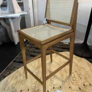 PEÇA ÚNICA - BANQUETA EM MADEIRA COM TELA NO ENCOSTO E NO ASSENTO