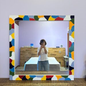 ESPELHO QUADRADO COM MOLDURA COM PINTURA EPÓXI MULTICOLOR — PARECE NOVINHO EM FOLHA