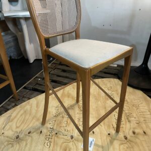 PEÇA ÚNICA - BANQUETA EM MADEIRA COM TELA NO ENCOSTO E TECIDO NO ASSENTO