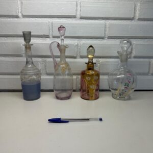 CONJUNTO COM 04 GARRAFAS DE VIDRO PINTADAS À MÃO - PEÇAS ANTIGAS
