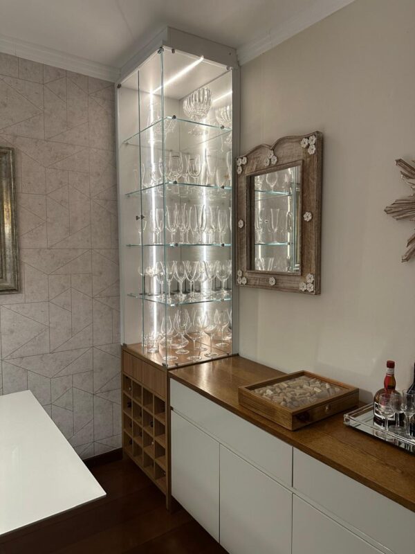 CRISTALEIRA DE CANTO — ADEGA SECA EMBAIXO PARA 16 GARRAFAS + GAVETA — MDF BRANCO E AMADEIRADO — VIDRO NA LATERAL E PORTA — ILUMINAÇÃO EM FITA DE LED INTERNA — INTERRUPTOR EMBUTIDO