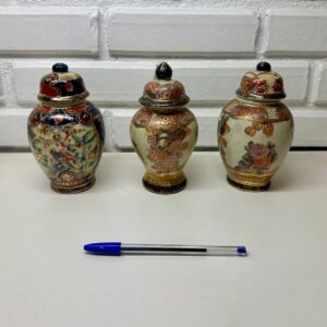 CONJUNTO COM 03 POTES EM PORCELANA - ORIGINAIS - PINTADOS A MÃO - COM TAMPA