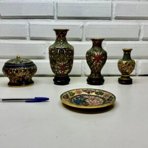 CONJUNTO COM 03 VASOS, 01 BOMBONIERE E UM PRATO CHINESES - ORIGINAIS - METAL ESMALTADO COM ALTO RELEVO E PINTURA