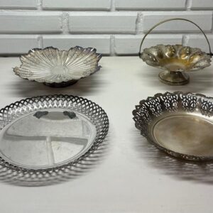 CONJUNTO COM 04 DIFERENTES PORTA PÃES RENDADOS EM INOX/BANHO PRATA