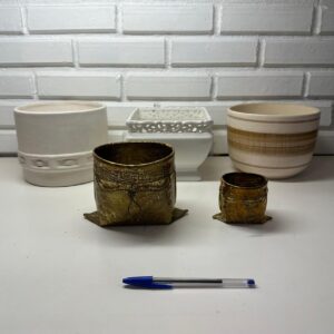 JOGO DE CACHEPÔ - CERÂMICA E LATÃO