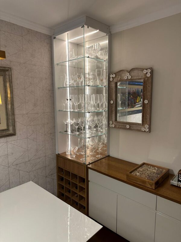 CRISTALEIRA DE CANTO — ADEGA SECA EMBAIXO PARA 16 GARRAFAS + GAVETA — MDF BRANCO E AMADEIRADO — VIDRO NA LATERAL E PORTA — ILUMINAÇÃO EM FITA DE LED INTERNA — INTERRUPTOR EMBUTIDO - Imagem 2