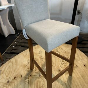 PEÇA ÚNICA - BANQUETA COM TECIDO E PÉS EM MADEIRA