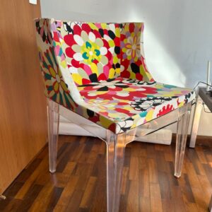 OBA !!! OLHA SÓ O QUE APARECEU POR AQUI !!! PHILLIPE STARCK ASSINA A CADEIRA MADEMOISELLE PARA KARTELL — ESTRUTURA EM POLICARBONATO TRANSPARENTE — ASSENTO E ENCOSTO EM POLIURETANO REVESTIDO EM TECIDO 100% ALGODÃO COM PADRÃO CHAMADO “WHITE POIS” — ORIGINAL DA KARTELL — UM ÍCONE — TECIDO COM LEVE ROTO NA BORDA, E QUEM SE IMPORTA ?  — J063.03