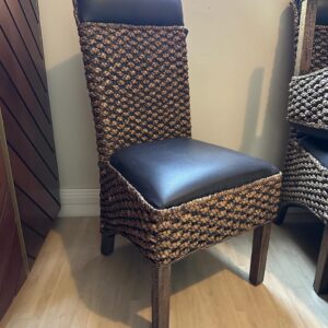 CADEIRA DE BALI — FEITA ARTESANALMENTE — FIBRA NATURAL + COURO + MADEIRA — TODA TRANÇADA — ESPALDAR ALTO — CAMADA DE TRANÇA DOS DOIS LADOS — COMPRADA NA SOLO SEDE, LEMBRA ? — SÃO 8 UNIDADES — DOIS LOTES DE 4 PEÇAS — Valor por peça — L059.201