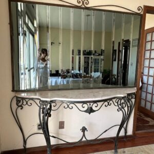 ESSA PEÇA É ÚNICA, DIFERENTE E FEITA SOB ENCOMENDA ! OLHA SÓ !! — APARADOR DE FERRO + TAMPO EM MÁRMORE + ESPELHO CANELADO COM MOLDURA EM FERRO NO MESMO MODELO DO APARADOR — ESPELHOS COM OXIDAÇÃO APARENTE — O CONJUNTO TEM MAIS DE 50 ANOS — F064.12