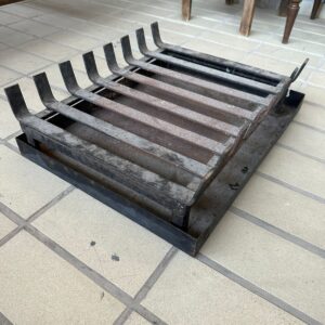 PORTA LENHA EM METAL - COM BANDEJA + GRADE - D060.25