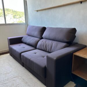 SOFÁ RETRÁTIL — BIPARTIDO — ENCOSTO DE CABEÇA ARTICULADO — CINZA — TECIDO COM MANCHAS E DESBOTADO — MUITO BOA ESTRUTURA — L081.03