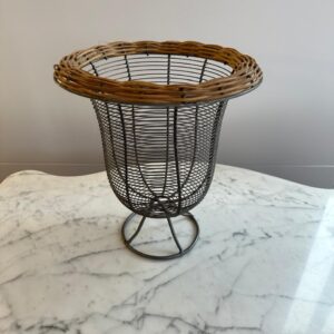 FRUTEIRA OU FLOREIRA -TAÇA ARAMADA - DETALHE EM PALHA NA BORDA - R031.106