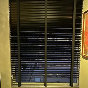 PERSIANA PRETA — LAMINADA — FITA DE TECIDO NA VERTICAL — MARCA PERSOL — MANUAL — TEMOS 3 UNIDADES EM 2 TAMANHOS DIFERENTES — Vendidas separadamente — D057.228