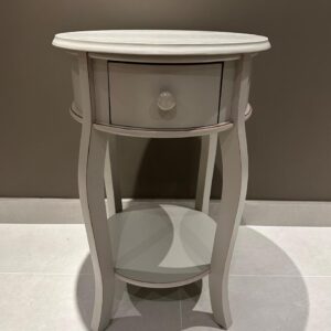 MESINHA LATERAL DE CAMA OU SOFÁ — KLEINER SCHEIN — LAQUEADA — TEMOS 2 PEÇAS — EM DUAS CORES DISTINTAS: UMA NA COR CINZA E OUTRA NA COR BRANCA — PINTURA LAQUEADA NO ESTILO PROVENÇAL — MUITO ESTILOSAS, COM GAVETINHA ÚNICA — Valor por peça — G055.10