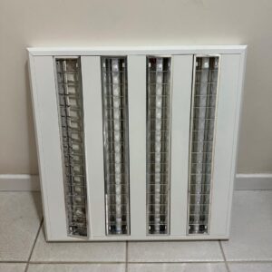 LUMINÁRIA CALHA — QUADRADA — ESTILO COMERCIAL — QUATRO LÂMPADAS TUBULARES  — TIPO DE SOBREPOR — BRANCA — JÁ DESINSTALADA — R081.02