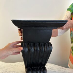 PEANHA EM MADEIRA MACIÇA - PINTURA EM PRETO - R031.111