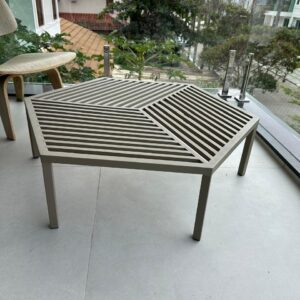 ÁREA EXTERNA !!! — MESA DE CENTRO — ALUMÍNIO COM PINTURA NA COR FENDI — ATUALÍSSIMA — FIGURA GEOMÉTRICA ELEGANTE — G055.09