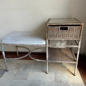 QUEM LEMBRA ? — MESINHA DE TELEFONE — FERRO + RATTAN NATURAL — COM GAVETINHA E ALMOFADA — A FIBRA JÁ ESTÁ PRECISANDO DE RECUPERAÇÃO EM ALGUNS PONTOS E A ALMOFADA UMA LIMPEZA — F064.14