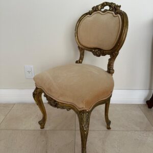 CADEIRA ANTIGA — UMA VIAGEM ÀS SALAS DE MÚSICA OU ÀS DE BORDADOS DOS PALACETES DA FRANÇA DE LOUIS XV — OU DO BRASIL E A FAMÍLIA IMPERIAL, QUEM SABE — SÃO 2 PEÇAS IGUAIS — BEM FEMININAS — DELICADAS — PEQUENAS ATÉ — FORRAÇÃO JÁ REFEITA MAIS DE UMA VEZ, MANTENDO O ESTILO — VELUDO EM TOM FENDI — Valor por peça — L059.203