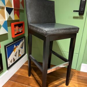 PEÇAS DA STUDIO AMBIENTES ! — 3 BANQUETAS ALTAS — MADEIRA + COURO NATURAL — PRETAS — BELAS E FACEIRAS — E MUITO CONFORTÁVEIS — Valor por peça — A033.509